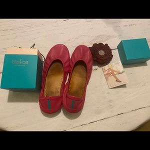 Fuchsia Tieks Good condition with box and flower